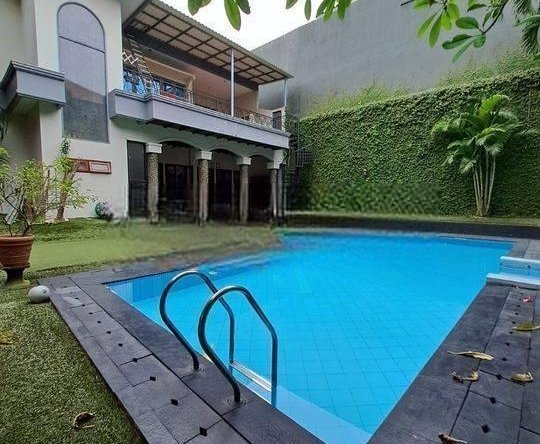 Rumah 2lantai Fully Furnised Dengan Kolam Renang Lebak Bulus