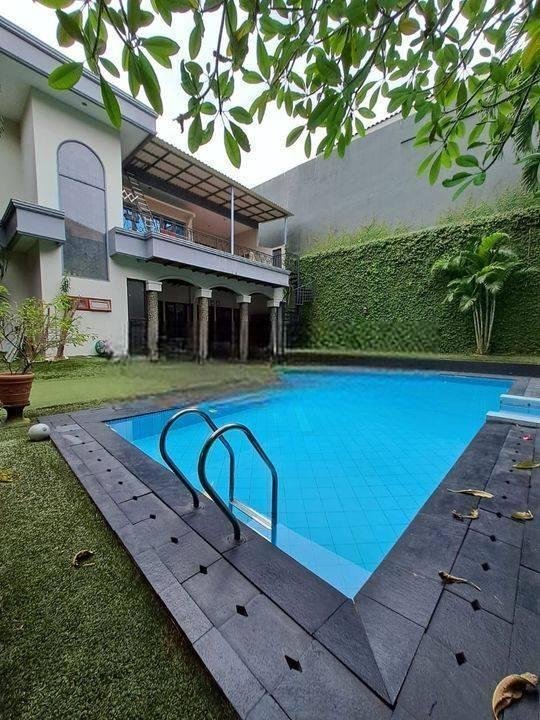 Rumah 2lantai Fully Furnised Dengan Kolam Renang Lebak Bulus