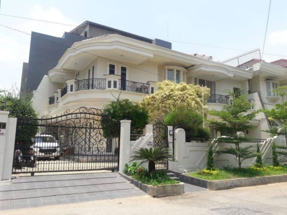 Rumah Cantik Hook di Pluit Permai Furnished Siap Huni SHM