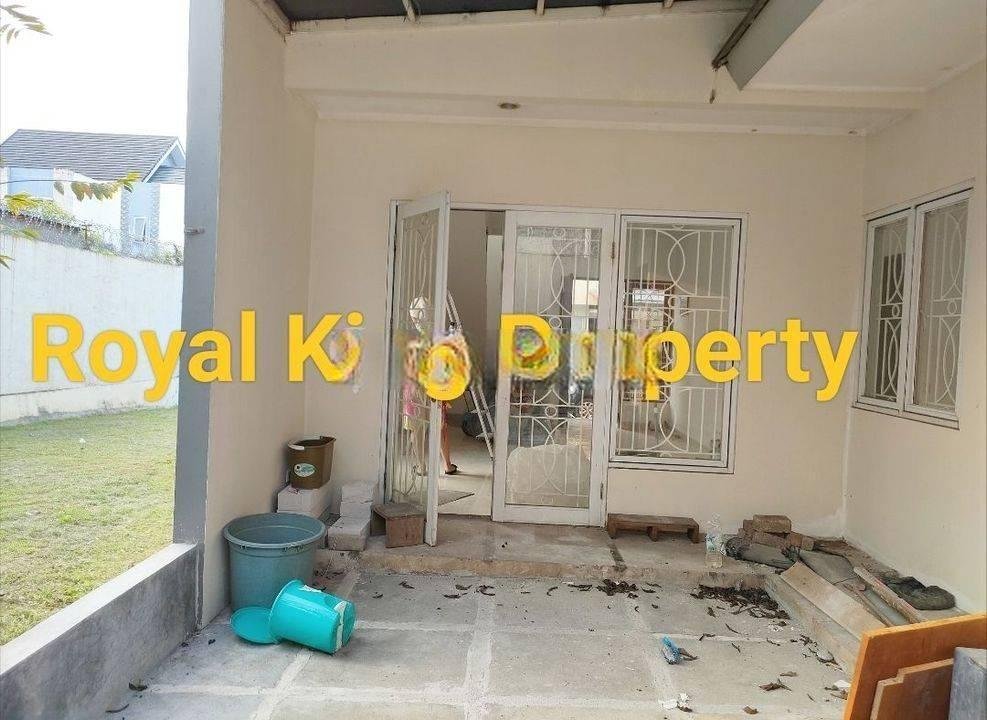 RUMAH DISEWA MURAH 2 tingkat Modernland Premier Park LT 200 ada kolam renang dalam cluster