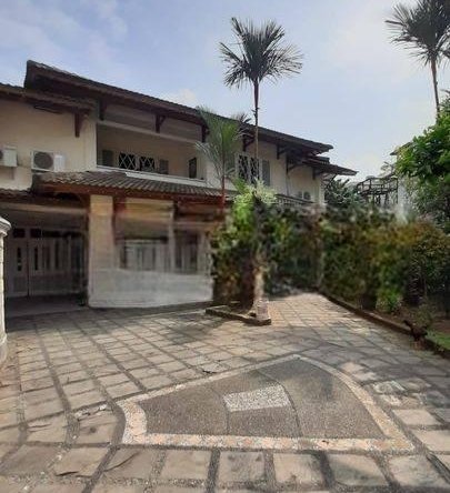 Rumah Siap Huni dengan Halaman Luas dan Lokasi Strategis @Jl Hang Lekiu