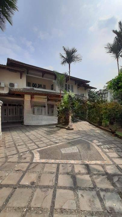 Rumah Siap Huni dengan Halaman Luas dan Lokasi Strategis @Jl Hang Lekiu