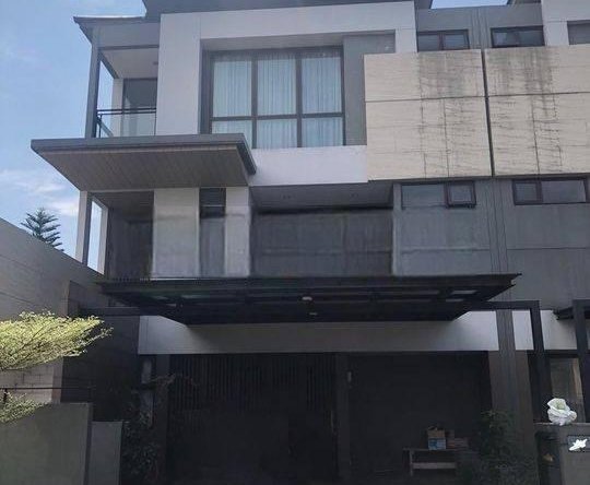Rumah Mewah Full Furnished HOEK di Cluster ZORA BSD City