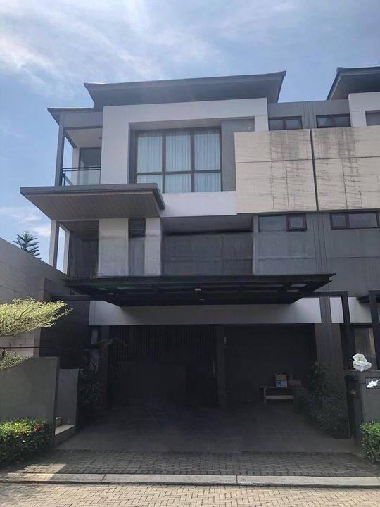 Rumah Mewah Full Furnished HOEK di Cluster ZORA BSD City
