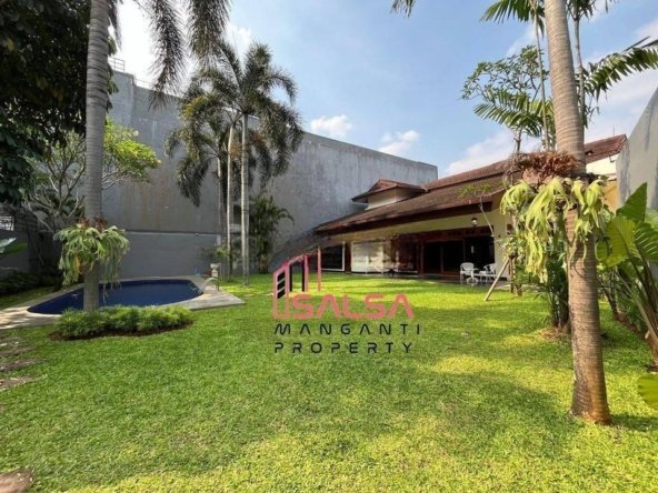 Disewakan Rumah Cantik Asri Nyaman Taman Luas Dan Semi Furnished Harga Murah Siap Huni Dekat Sekolah Dan Perkantoran Dan Cafe Bebas Banjir Area Pejaten Kemang Jakarta Selatan