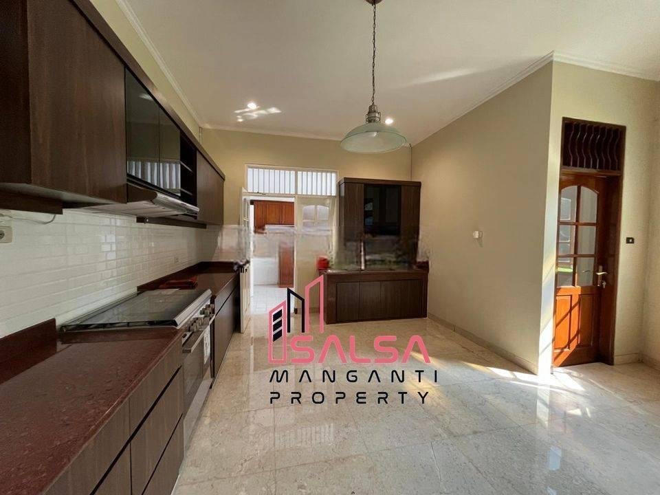 Disewakan Rumah Cantik Asri Nyaman Taman Luas Dan Semi Furnished Harga Murah Siap Huni Dekat Sekolah Dan Perkantoran Dan Cafe Bebas Banjir Area Pejaten Kemang Jakarta Selatan