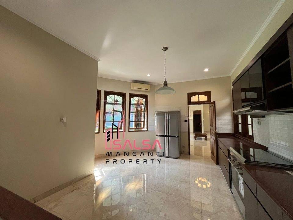 Disewakan Rumah Cantik Asri Nyaman Taman Luas Dan Semi Furnished Harga Murah Siap Huni Dekat Sekolah Dan Perkantoran Dan Cafe Bebas Banjir Area Pejaten Kemang Jakarta Selatan