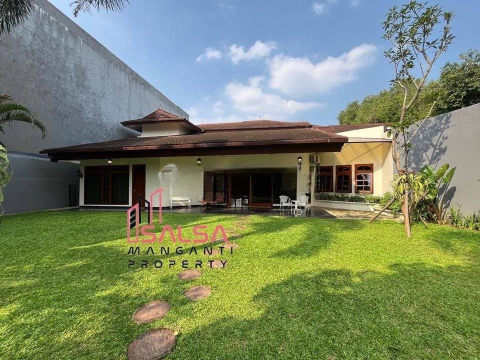 Disewakan Rumah Cantik Asri Nyaman Taman Luas Dan Semi Furnished Harga Murah Siap Huni Dekat Sekolah Dan Perkantoran Dan Cafe Bebas Banjir Area Pejaten Kemang Jakarta Selatan