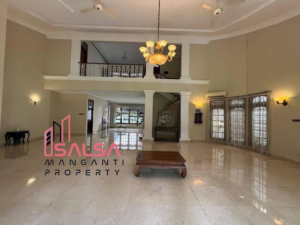 Disewakan Rumah Cantik Asri Nyaman Taman Luas Dan Semi Furnished Harga Murah Siap Huni Dekat Sekolah Dan Perkantoran Dan Cafe Bebas Banjir Area Pejaten Kemang Jakarta Selatan