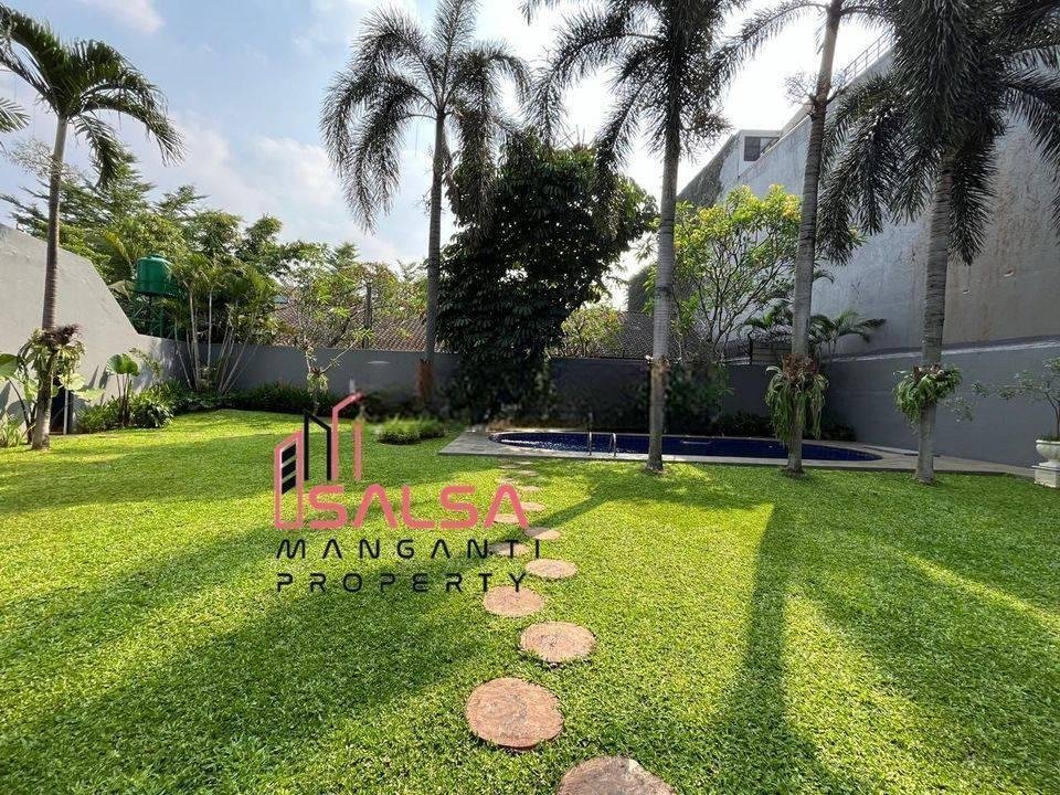 Disewakan Rumah Cantik Asri Nyaman Taman Luas Dan Semi Furnished Harga Murah Siap Huni Dekat Sekolah Dan Perkantoran Dan Cafe Bebas Banjir Area Pejaten Kemang Jakarta Selatan