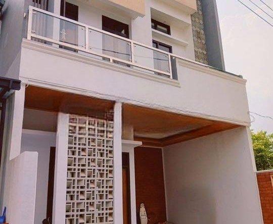 Rumah 3 lantai rooftop & kolam renang jakarta selatan