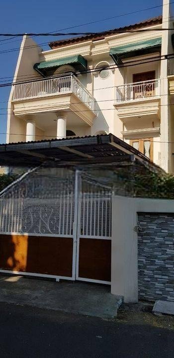 Rumah 3 Lantai Full Furnished Murah Sudah Include AC 7 Unit