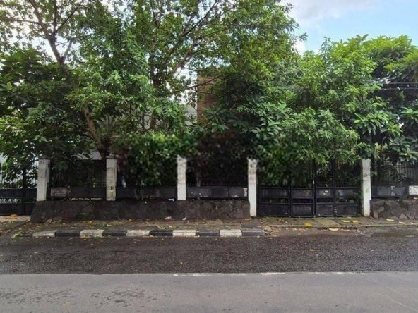 Rumah 2 lantai lokasi strategis sertifikat SHM di Darmawangsa