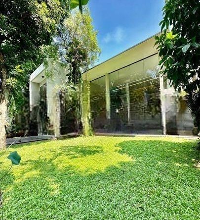 Rumah Tropical Resort Modern di Kemang Timur
