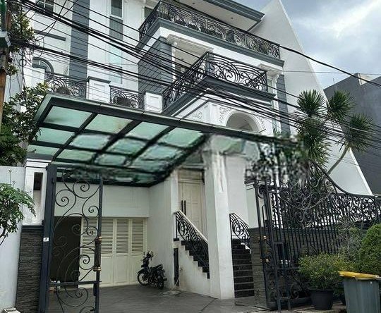 TER-UPDATE ! Rumah Pluit Permai American Classic Semi Furnished !