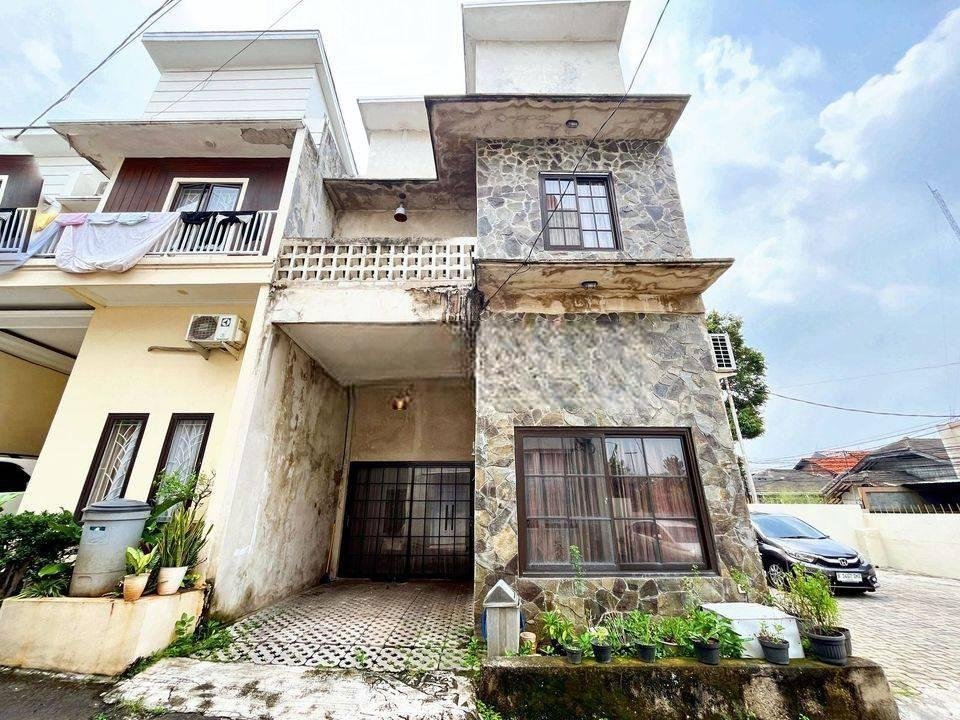 Rumah Hook 2 Lt di Jaksel dekat Mall dan Stasiun Bisa Nego Dibantu KPR J23072