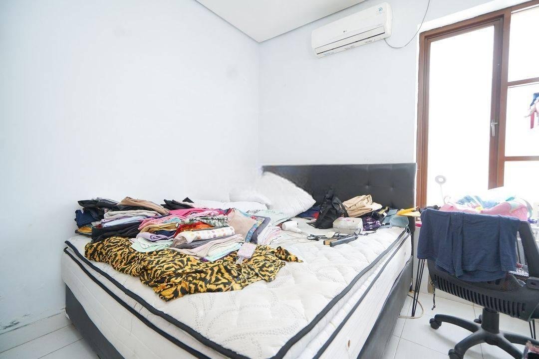 Rumah 2 Lt Carport Luas Bisa Nego dekat Teraskota