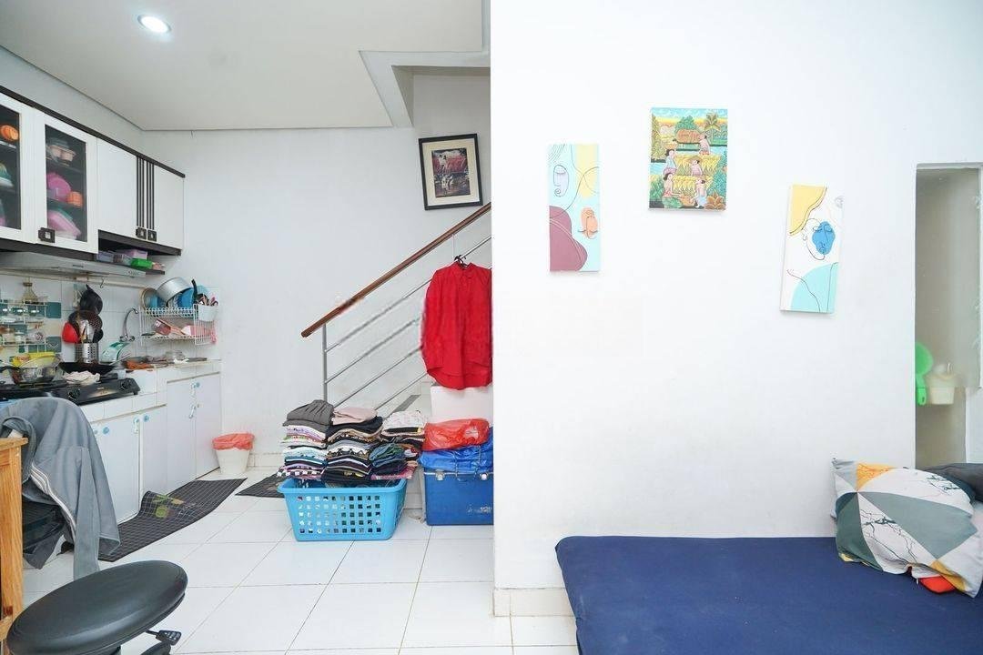 Rumah 2 Lt Carport Luas Bisa Nego dekat Teraskota