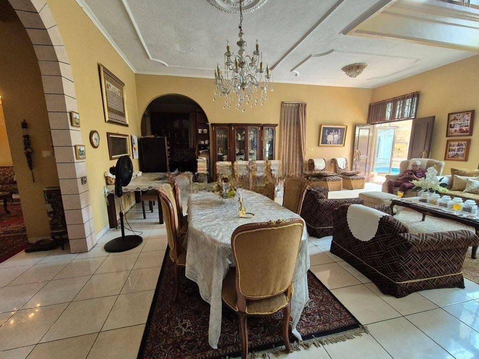 Rumah Dengan Kolam Renang Cantik di Kalimalang Jakarta Timur