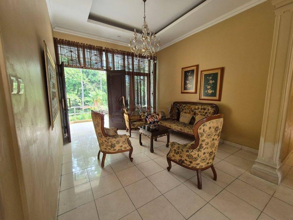 Rumah Dengan Kolam Renang Cantik di Kalimalang Jakarta Timur