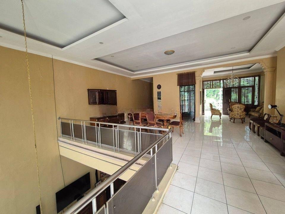 Rumah Dengan Kolam Renang Cantik di Kalimalang Jakarta Timur