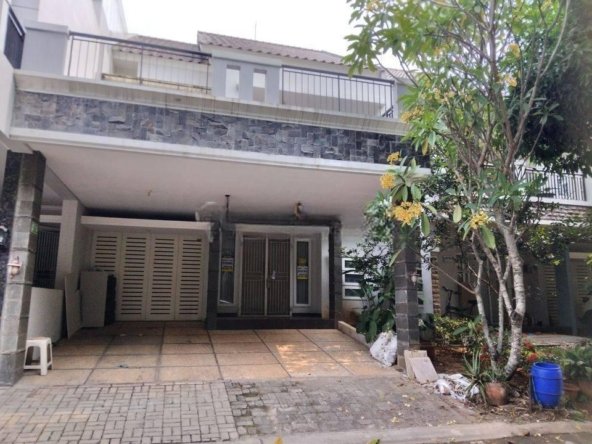 Rumah 2 lantai di Raffles Hills siap huni harga nego