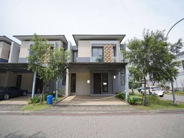 Rumah LT 120 Hadap Selatan Carport Luas dekat Sekolah dan Mall di Tangerang Siap KPR J21186