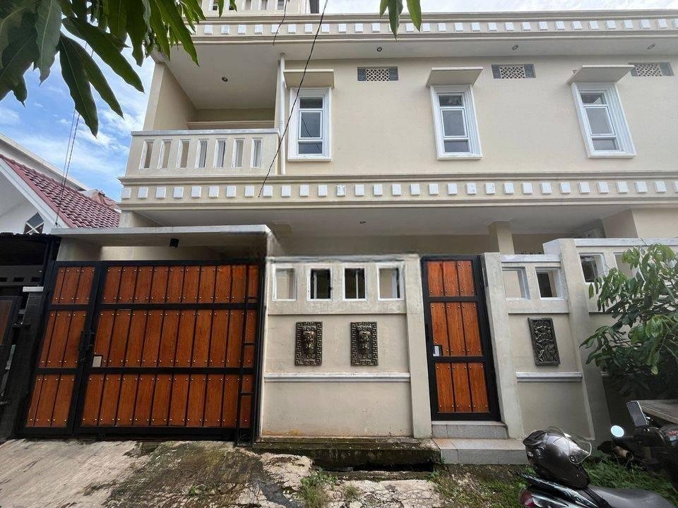 Rumah 3 Lt Luas Hadap Selatan Harga Nego dekat Stasiun dan Mall di Tangerang Siap KPR J21641