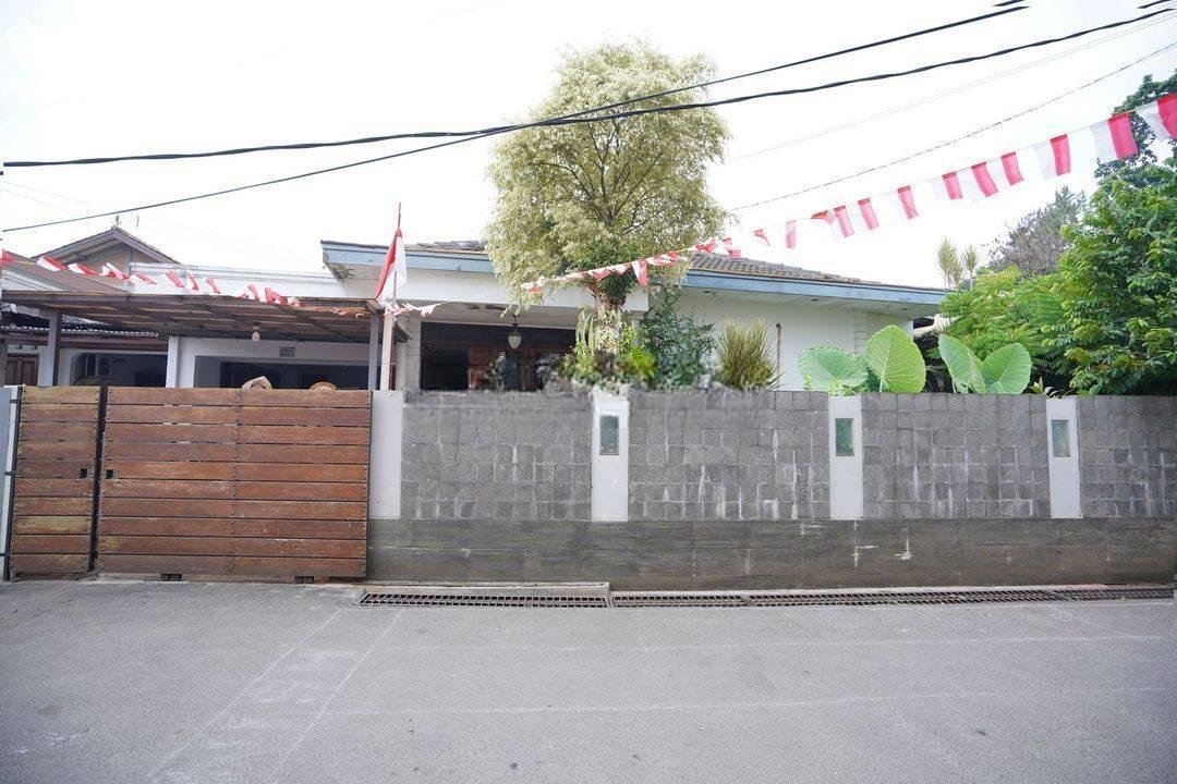 Rumah Seken Terawat LT 305 Harga Nego 15 menit ke Living Plaza Ciputat Siap KPR J17526