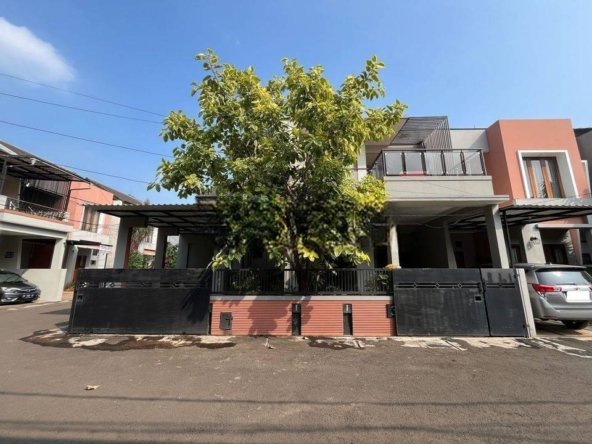 Rumah Hook Luas 3 Lt Hadap Timur di Jaksel dekat Pintu Tol Dibantu KPR J23787