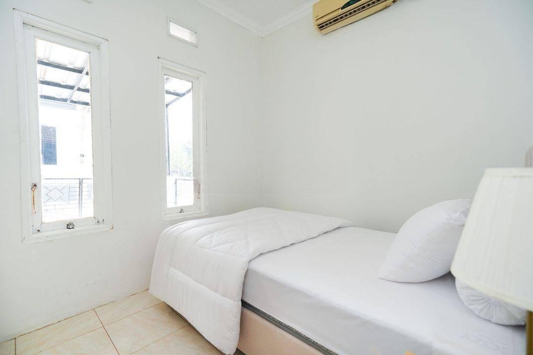 Rumah Hook Semi Furnished Dekat Sekolah dan Mall di Tangerang Harga Nego J18799