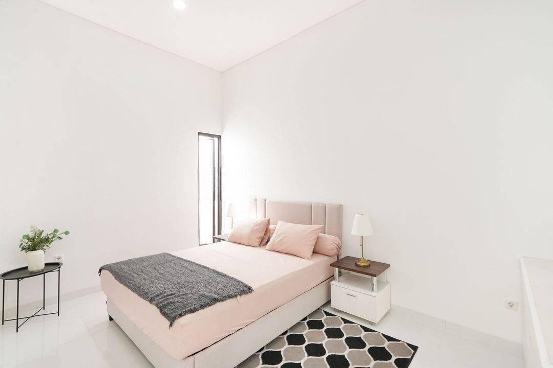 Rumah Mewah Semi Furnished Harga Nego dekat Pintu Tol di Tangsel Siap KPR J22662