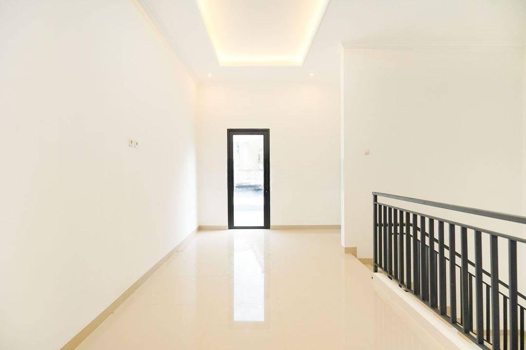 Rumah Siap Huni Semi Furnished dekat Mall dan Sekolah di Tangsel Siap KPR J19654