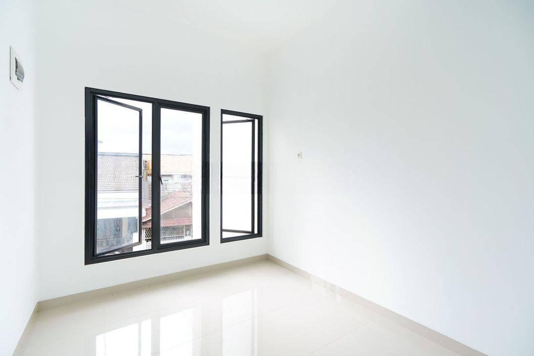 Rumah Siap Huni Semi Furnished dekat Mall dan Sekolah di Tangsel Siap KPR J19654