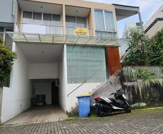Rumah Minimalis 3 Lantai Furnished di Kemang