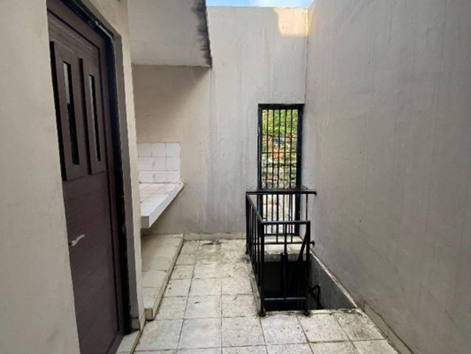 Rumah 2 Lantai 15 Menit ke Terminal Ciputat Gratis Renov Siap Huni J24083