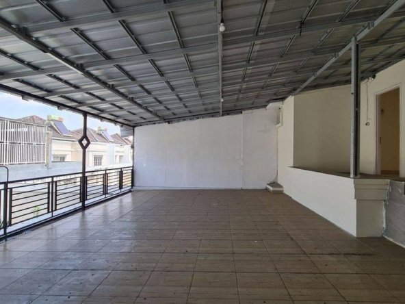 Rumah 3 Lantai 10x25 green lake city sudah renovasi taman besar