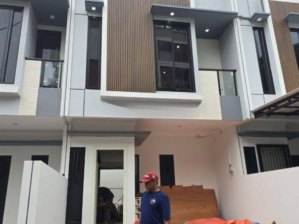 Rumah 3 lantai ada fasilitas kolam renang dan tempat gym di Rawasari