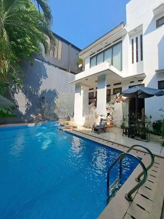 Rumah Bagus dengan kolam renang di Cilandak