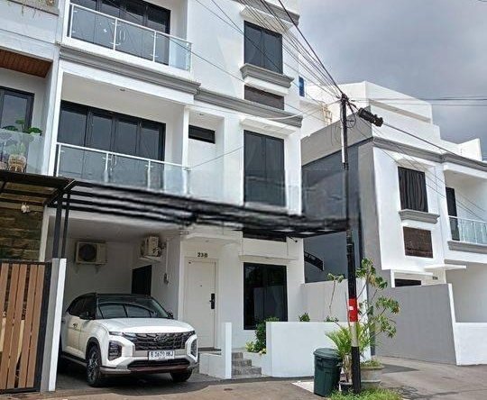 Rumah 3lantai ada fasilitas kolam Renang dan gym askses mobil di Rawasari