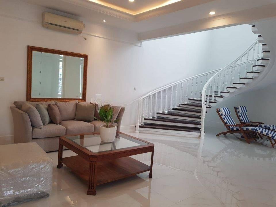 Disewakan rumah daerah Kemang Jakarta Selatan.