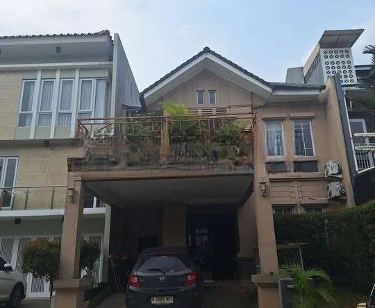 Rumah 2 Lantai Balkon Full Dak di The Green BSD