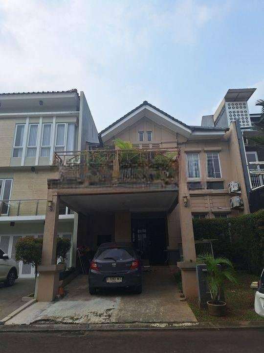 Rumah 2 Lantai Balkon Full Dak di The Green BSD