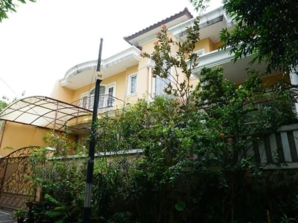 Rumah Mewah 2 Lantai Semi Furnished di Mega Kuningan
