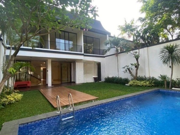 Rumah 2 Lantai Bagus Semi Furnished SHM di Kemang