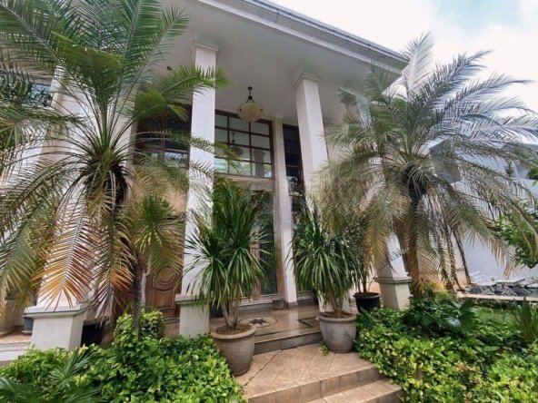 Rumah mewah dengan kolam renang Area Widya Chandra