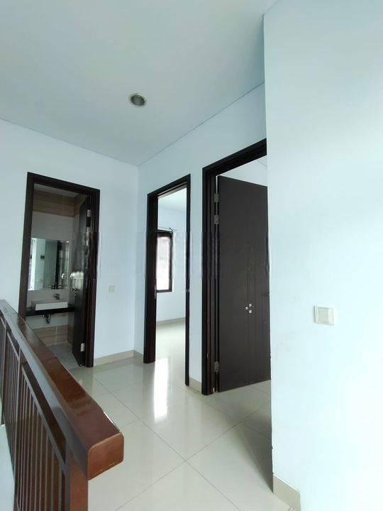 STOCK LANGKA Rumah di EMINENT ILLUSTRIA STOCK LANGKA Rumah di EMINENT ILLUSTRIA