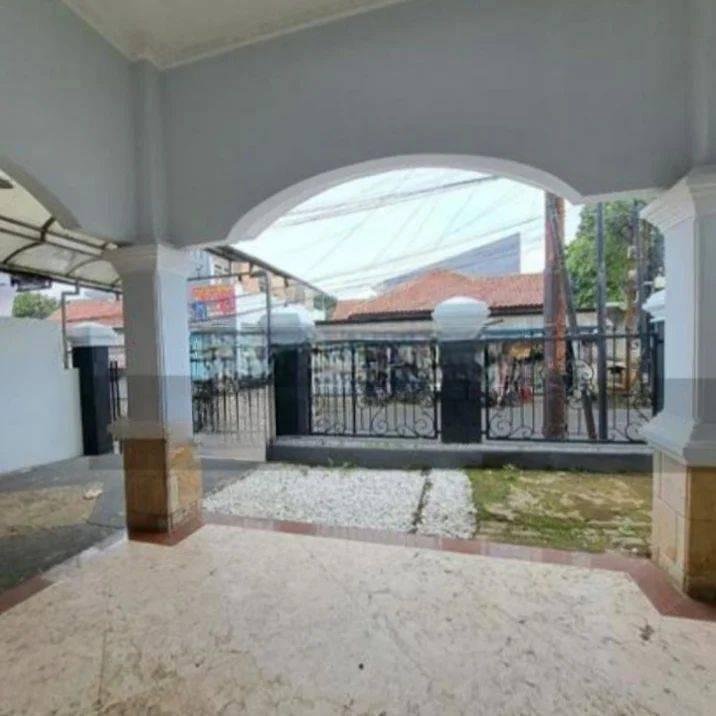 Di Sewa rumah siap huni bisa untuk kantor lokasi strategis Pinggir Jalan Row Jalan 2 Mobil