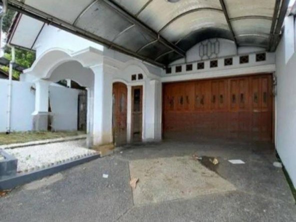Di Sewa rumah siap huni bisa untuk kantor lokasi strategis Pinggir Jalan Row Jalan 2 Mobil