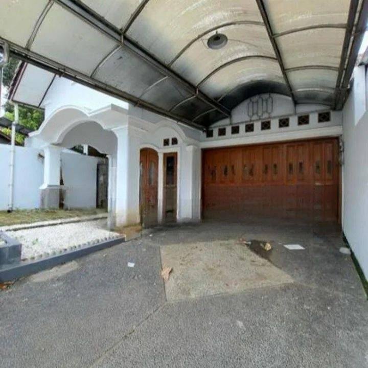 Di Sewa rumah siap huni bisa untuk kantor lokasi strategis Pinggir Jalan Row Jalan 2 Mobil